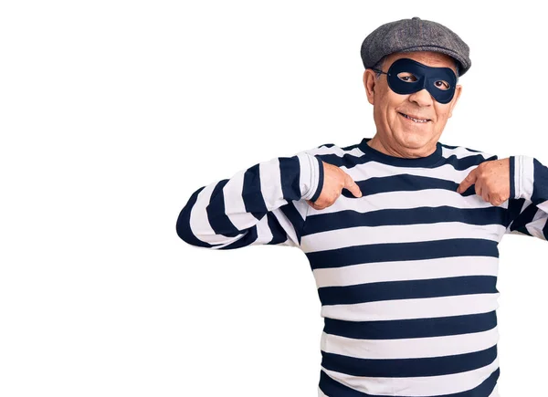 Älterer Gutaussehender Mann Mit Einbrechermaske Und Shirt Sieht Selbstbewusst Aus — Stockfoto