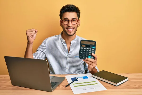 Jovem Homem Bonito Mostrando Calculadora Escritório — Fotografia de Stock