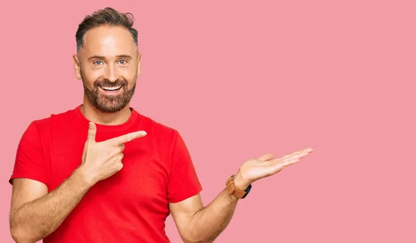 Bonito Homem Meia Idade Vestindo Camiseta Vermelha Casual Espantado Sorrindo — Fotografia de Stock