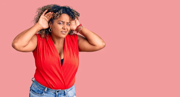 Młody Afroamerykanin Size Kobieta Luźnym Stylu Koszulą Bez Rękawów Próbuje — Zdjęcie stockowe