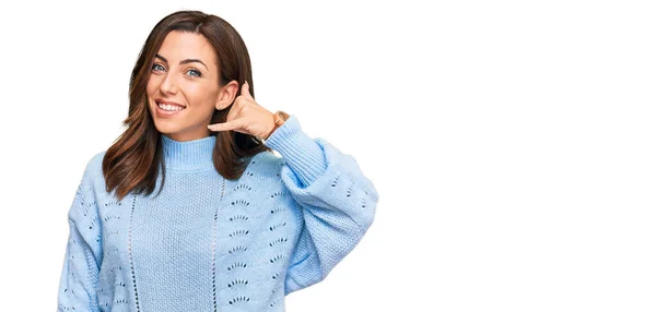 Mujer Morena Joven Vistiendo Suéter Casual Invierno Sonriendo Haciendo Gesto — Foto de Stock