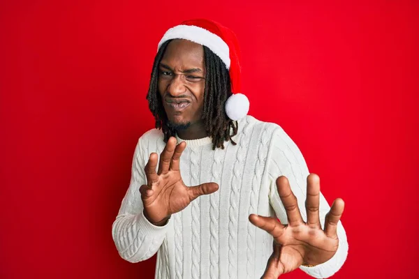 Африканский Американец Косичками Рождественской Шляпе Отвратительное Выражение Лица Недовольный Испуганный — стоковое фото