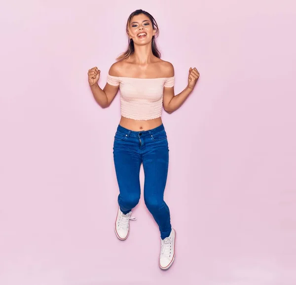 Young Beautiful Girl Wearing Casual Clothes Smiling Happy Jumping Smile — Stock Photo, Image