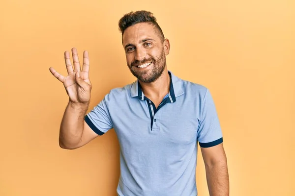 Hombre Guapo Con Barba Usando Ropa Casual Mostrando Apuntando Hacia — Foto de Stock