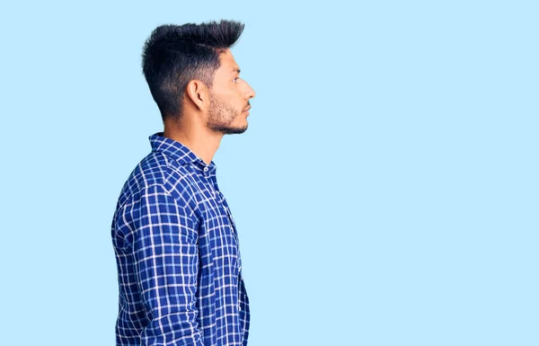Schöner Lateinamerikanischer Junger Mann Mit Lässigem Hemd Das Zur Seite — Stockfoto