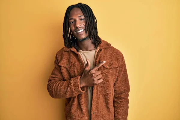 Hombre Afroamericano Con Trenzas Con Chaqueta Retro Marrón Alegre Con —  Fotos de Stock