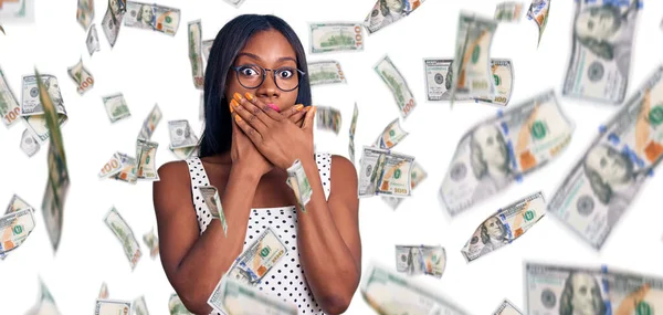 Jeune Femme Afro Américaine Portant Des Vêtements Décontractés Des Lunettes — Photo