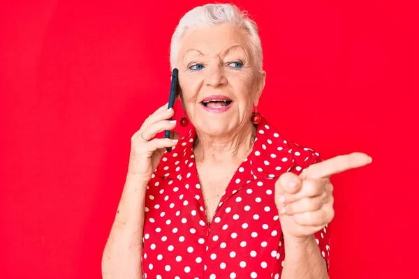 Senior Hermosa Mujer Con Ojos Azules Cabello Gris Teniendo Conversación — Foto de Stock