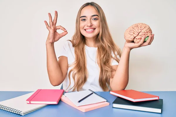 Jovem Bela Mulher Loira Segurando Cérebro Enquanto Estuda Para Escola — Fotografia de Stock