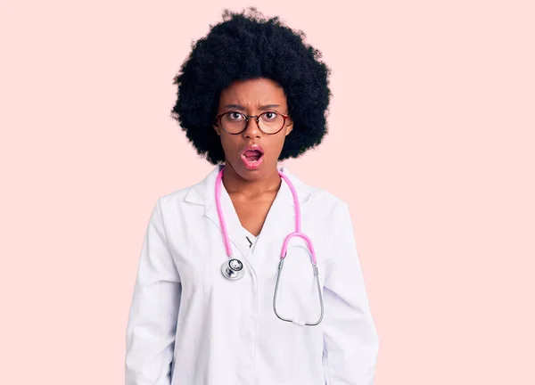 Mujer Afroamericana Joven Vistiendo Abrigo Médico Estetoscopio Asustada Conmocionada Con — Foto de Stock