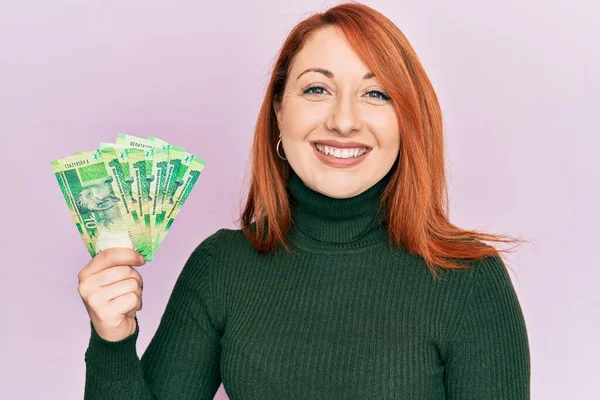 Mulher Ruiva Bonita Segurando Notas Sul Africanas Rand Olhando Positivo — Fotografia de Stock