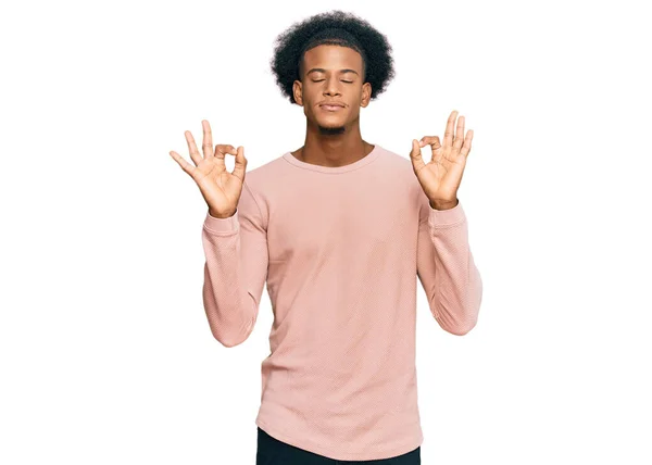 Afro Amerikanischer Mann Mit Afro Haaren Lässiger Kleidung Entspannt Und — Stockfoto