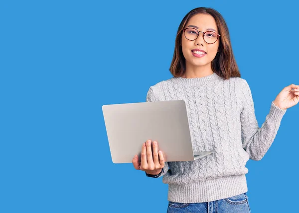 Молода Красива Китайська Дівчинка Окулярах Тримає Ноутбук Посміхаючись Щасливо Вказуючи — стокове фото