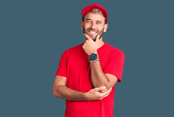 Ung Snygg Blond Man Shirt Och Mössa Ser Säker Kameran — Stockfoto