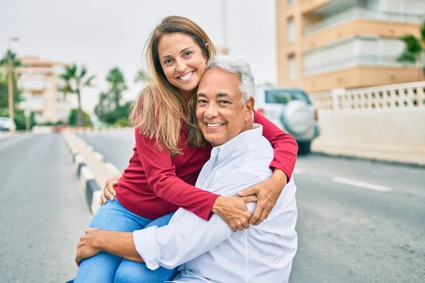 Casal Hispânico Meia Idade Sorrindo Feliz Abraçando Sentado Banco — Fotografia de Stock