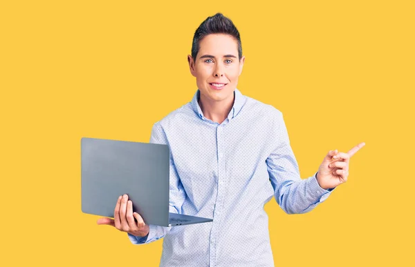 Jovem Com Cabelo Curto Segurando Laptop Sorrindo Feliz Apontando Com — Fotografia de Stock