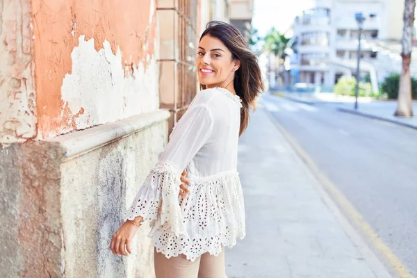 Mooie Jonge Vrouw Draagt Modieuze Kleren Lopen Door Straat — Stockfoto