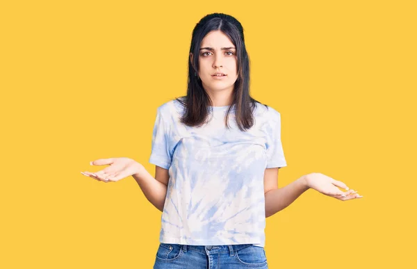 Jovem Menina Bonita Vestindo Shirt Casual Sem Noção Confuso Com — Fotografia de Stock