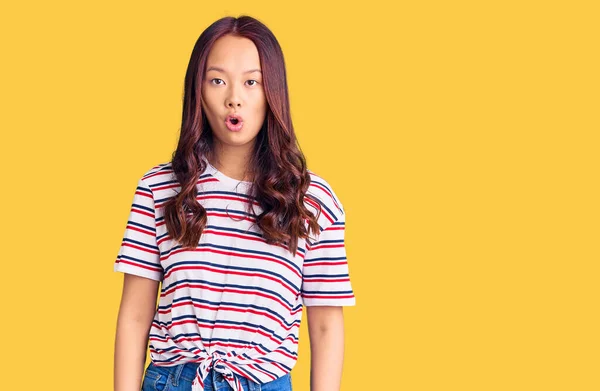 Ung Vacker Kinesisk Flicka Bär Casual Kläder Rädd Och Förvånad — Stockfoto