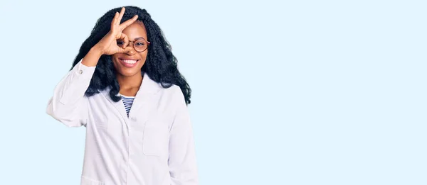 Vacker Afrikansk Amerikansk Optiker Kvinna Med Optometri Glasögon Ler Glad — Stockfoto