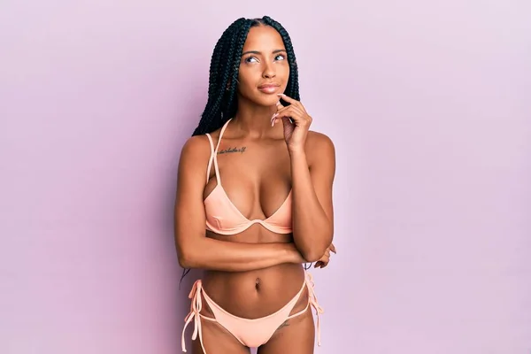 Vacker Latinamerikansk Kvinna Bikini Tänkte Koncentrerad Tvivel Med Fingret Hakan — Stockfoto