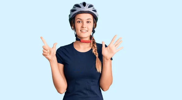 Hermosa Mujer Caucásica Con Casco Bicicleta Mostrando Apuntando Hacia Arriba —  Fotos de Stock