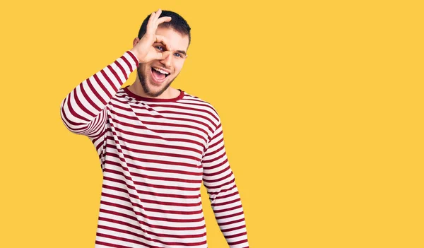 Jovem Homem Bonito Vestindo Camisola Listrada Fazendo Gesto Com Mão — Fotografia de Stock