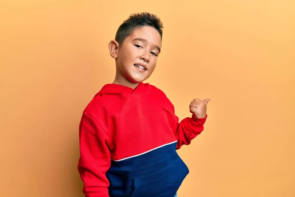 Liten Pojke Latinamerikansk Unge Bär Casual Sweatshirt Leende Med Glada — Stockfoto