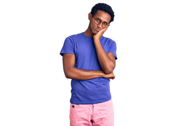 Afrikansk Stilig Man Klädd Avslappnade Kläder Och Glasögon Tänker Ser — Stockfoto