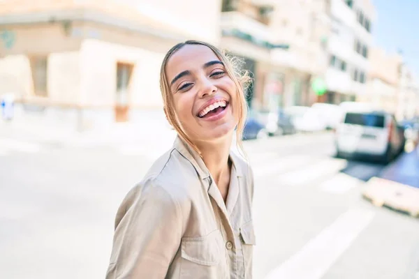 Jovem Bela Loira Caucasiana Mulher Sorrindo Feliz Livre Dia Ensolarado — Fotografia de Stock