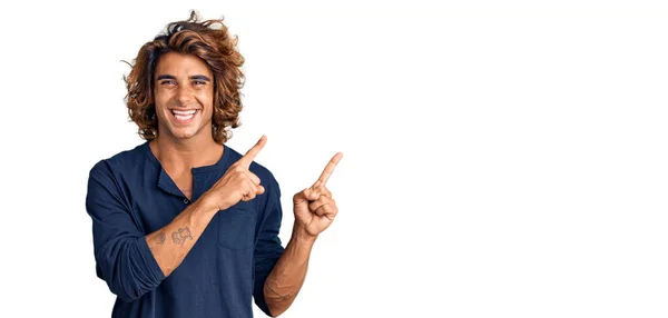 Jonge Spaanse Man Casual Kleding Glimlachend Kijkend Naar Camera Wijzend — Stockfoto