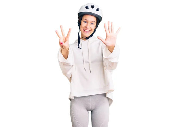 Schöne Brünette Junge Frau Mit Fahrradhelm Und Sportlicher Kleidung Zeigt — Stockfoto
