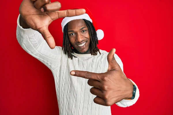 Homem Afro Americano Com Tranças Usando Chapéu Natal Sorrindo Fazendo — Fotografia de Stock