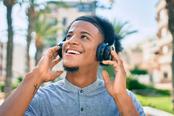 Joven Afroamericano Escuchando Música Usando Auriculares Ciudad — Foto de Stock