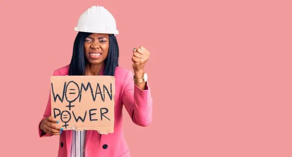 Ung Afrikansk Amerikansk Kvinna Bär Arkitekt Hjälm Håller Kvinna Makt — Stockfoto