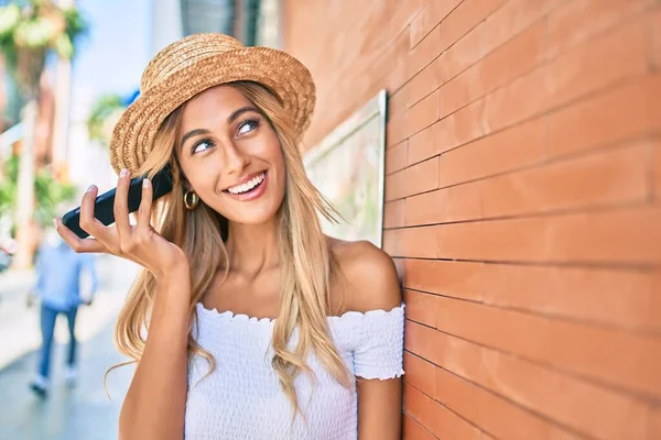 Junge Blonde Touristin Lächelt Glücklich Und Hört Audiobotschaft Mit Smartphone — Stockfoto