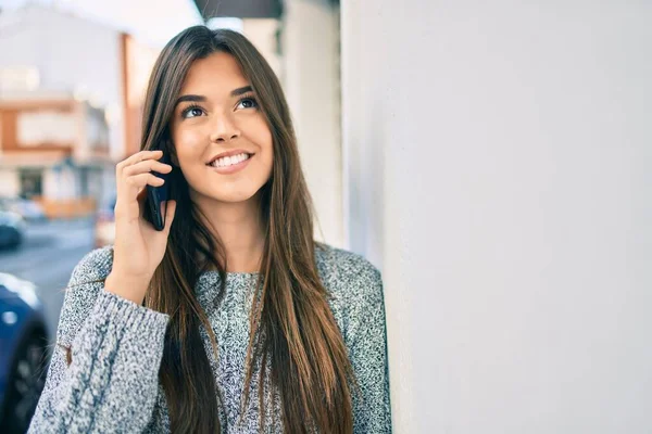 Jovem Bela Menina Hispânica Sorrindo Feliz Falando Smartphone Cidade — Fotografia de Stock