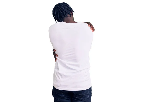 Νεαρός Αφροαμερικάνος Κοτσίδες Που Φοράει Λευκό Πουκάμισο Αγκαλιάζοντας Τον Εαυτό — Φωτογραφία Αρχείου