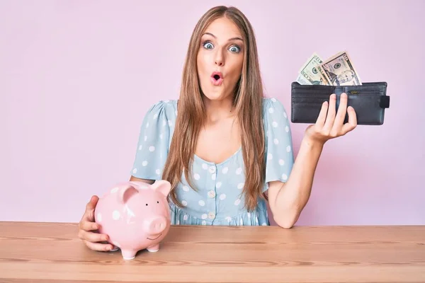 Ung Blond Flicka Håller Plånbok Med Dollar Och Spargris Bank — Stockfoto