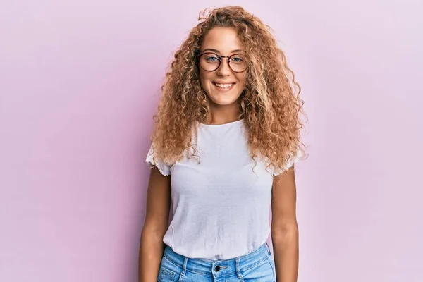 Hermosa Chica Adolescente Caucásica Con Camiseta Blanca Sobre Fondo Rosa —  Fotos de Stock