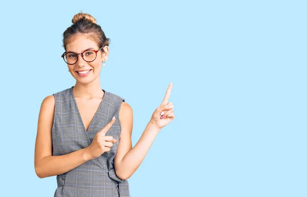 Mooie Blanke Vrouw Met Blond Haar Zakelijke Kleding Bril Glimlachend — Stockfoto