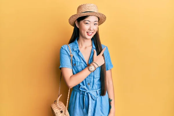 Νεαρή Κινέζα Που Φοράει Καλοκαιρινό Καπέλο Χαρούμενη Χαμόγελο Στο Πρόσωπο — Φωτογραφία Αρχείου