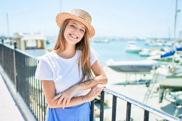 Jeune Femme Blonde Vacances Souriant Heureux Appuyé Sur Balustrade Rue — Photo