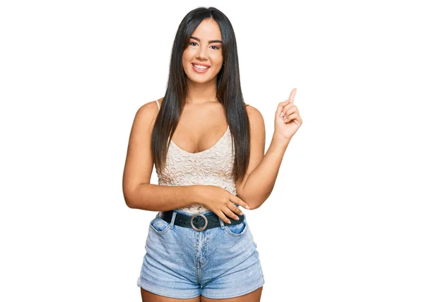 Joven Chica Hispana Hermosa Usando Ropa Casual Sonriendo Feliz Señalando —  Fotos de Stock