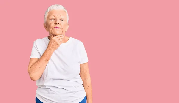 Senior Mooie Vrouw Met Blauwe Ogen Grijs Haar Dragen Casual — Stockfoto