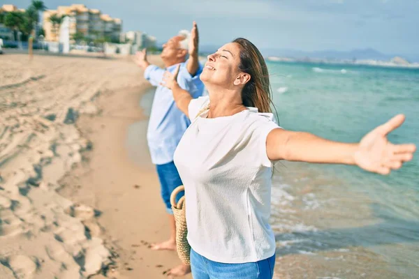 中世のパニックカップルはビーチで腕を上げて呼吸する — ストック写真