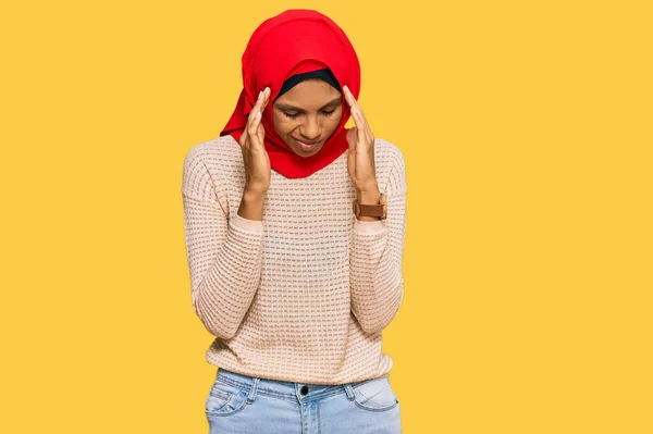 年轻的非洲裔美国女人戴着传统的伊斯兰头巾 头戴头巾 因为压力头疼 偏头痛 — 图库照片