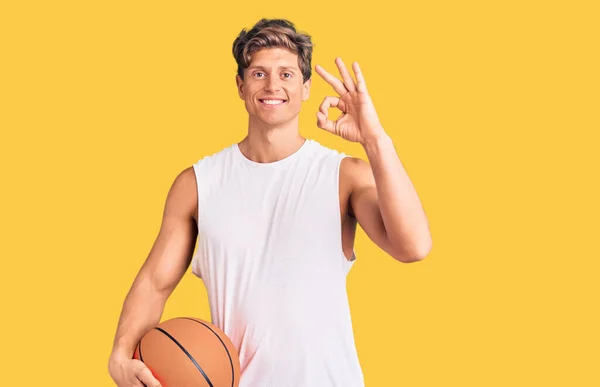 Jovem Homem Bonito Segurando Bola Basquete Fazendo Sinal Com Dedos — Fotografia de Stock