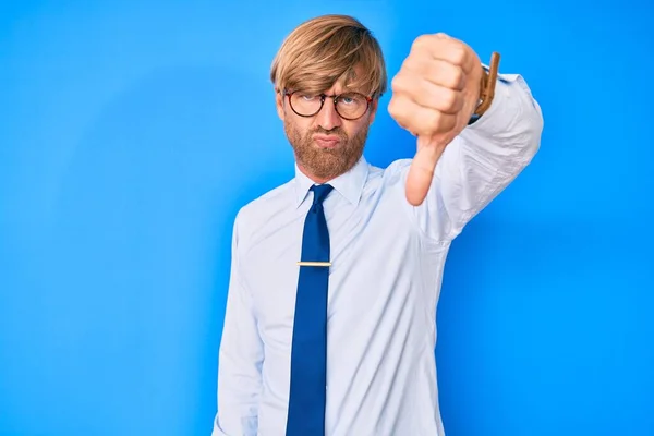 Joven Hombre Rubio Vistiendo Ropa Negocios Gafas Que Ven Infelices —  Fotos de Stock