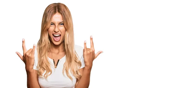 Beautiful Blonde Young Woman Wearing Casual White Tshirt Shouting Crazy — Stock Photo, Image